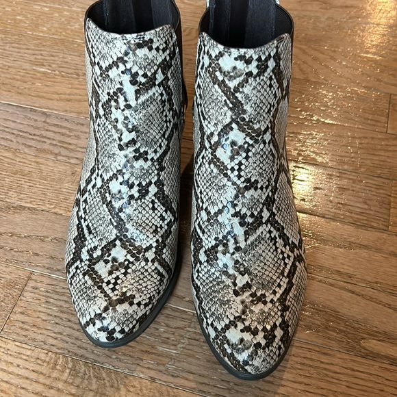 Women’s booties size 9 - Picture 3 of 6